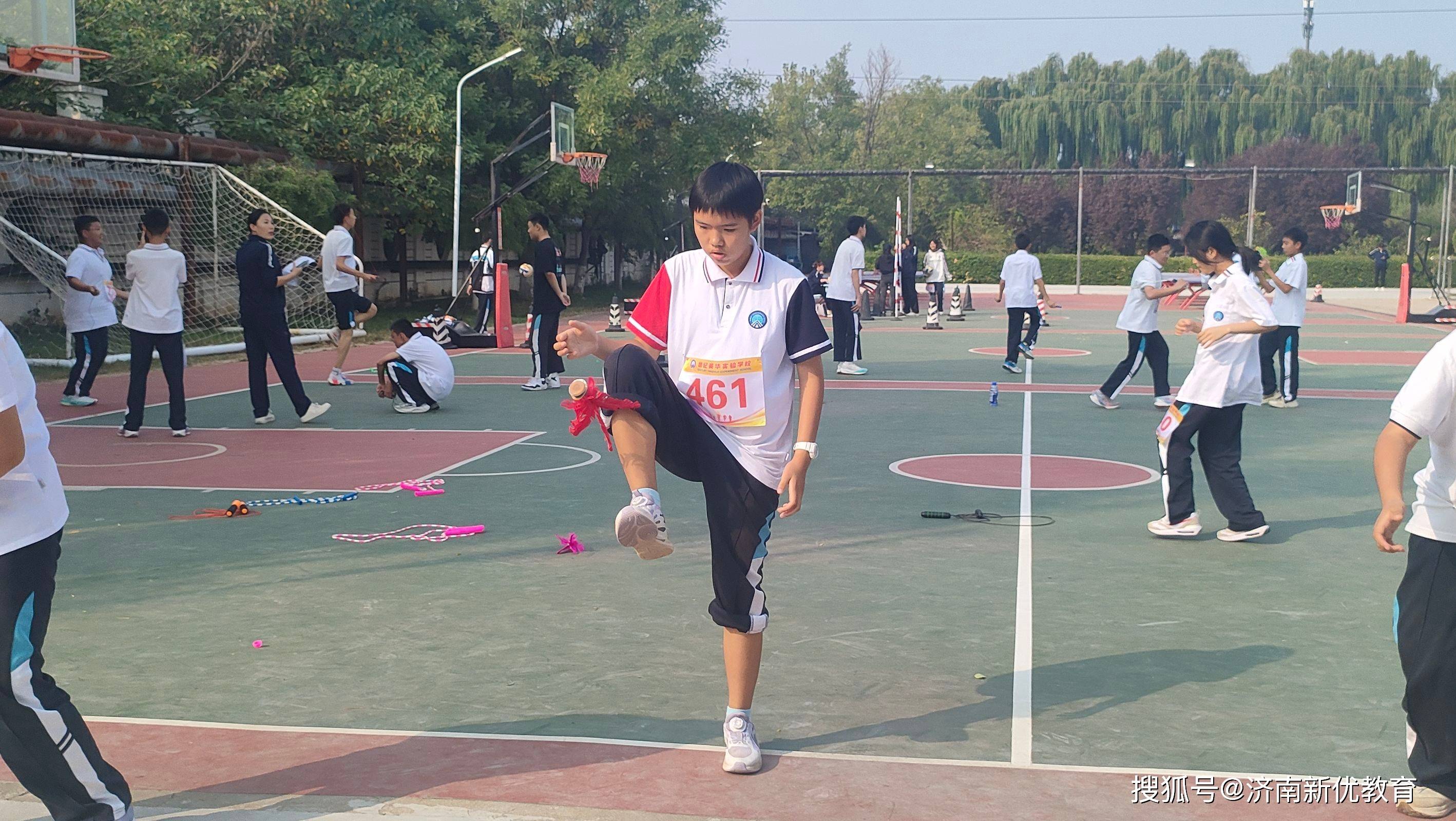 aoa体育新闻-关于铁杆球迷们齐聚赛场，见证足球盛事盛大开幕的信息