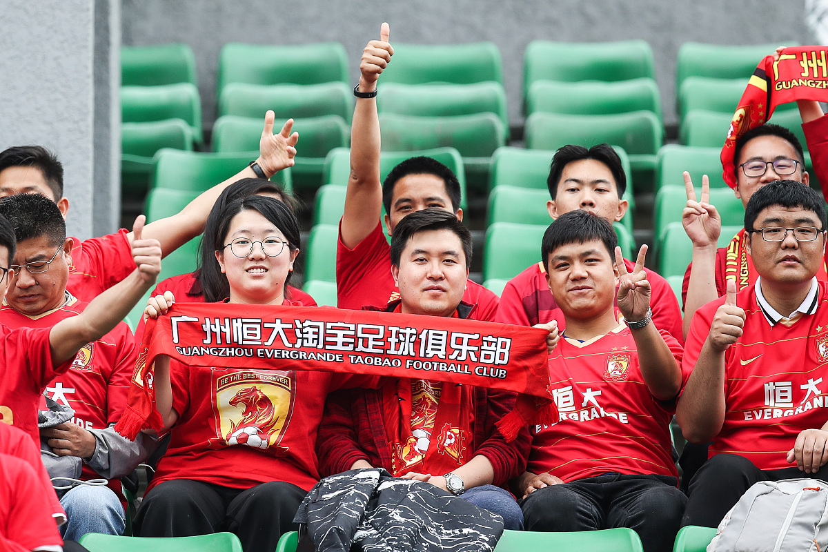 关于铁杆球迷们齐聚赛场，见证足球盛事盛大开幕的信息