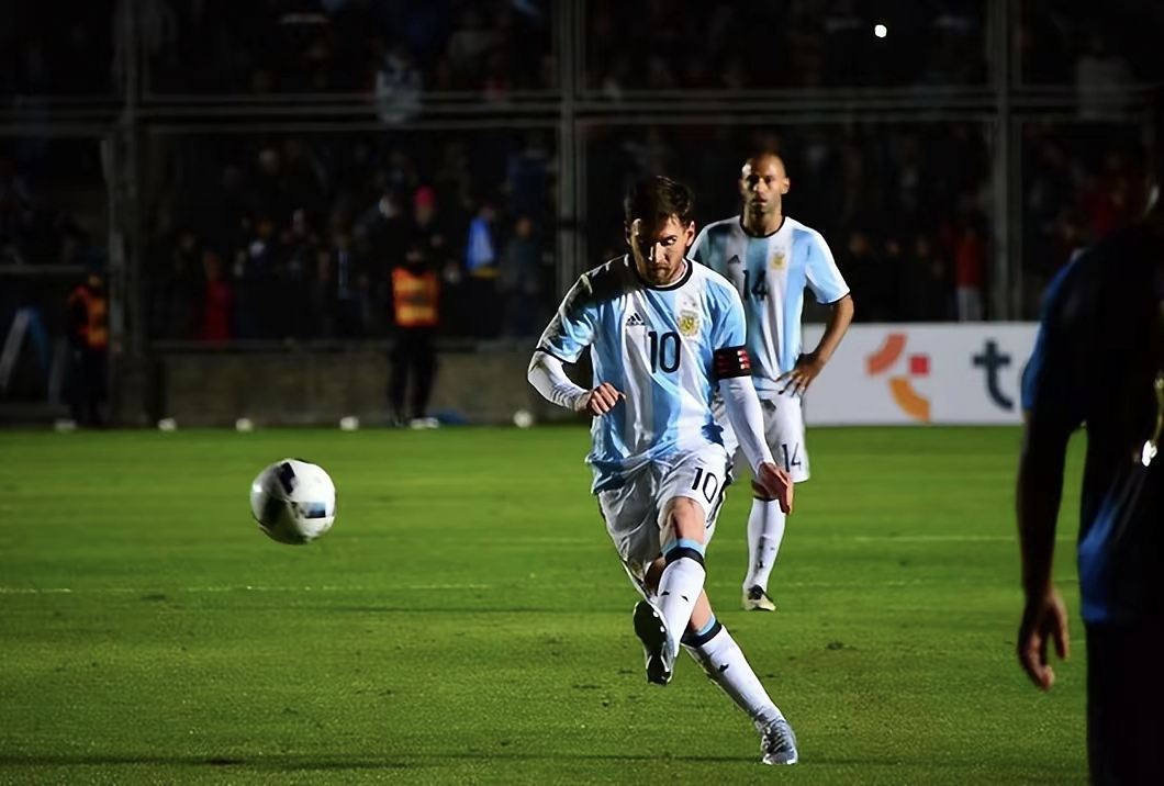 关于球场上的较量，国际足球赛事燃烧不停的信息