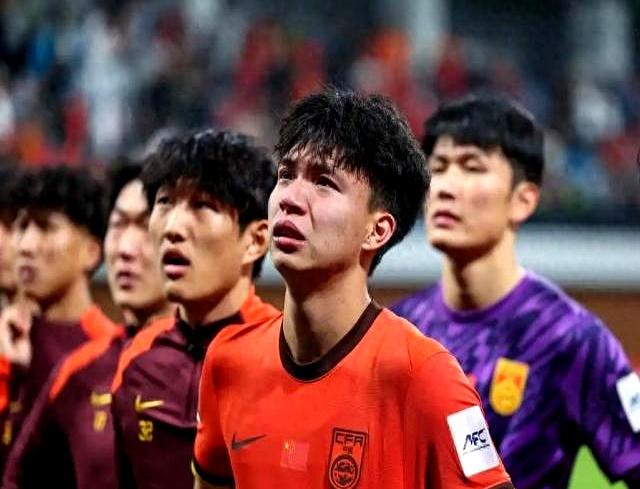 aoa体育-国内足球赛事压轴战落幕，球员表现亮眼