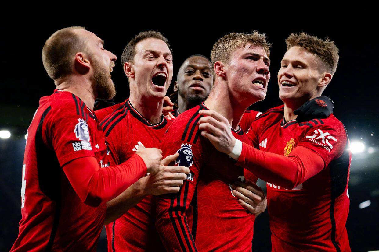 包含曼联球迷抗议管理层，要求改变队伍现状的词条