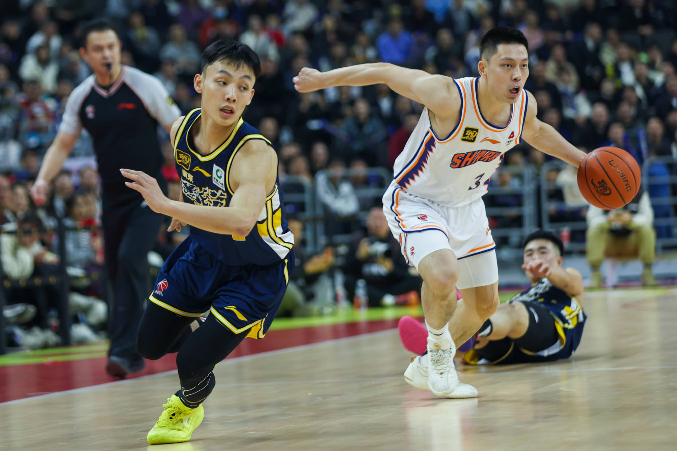 aoa体育活动-球队实力雄厚压倒对手，轻松获胜