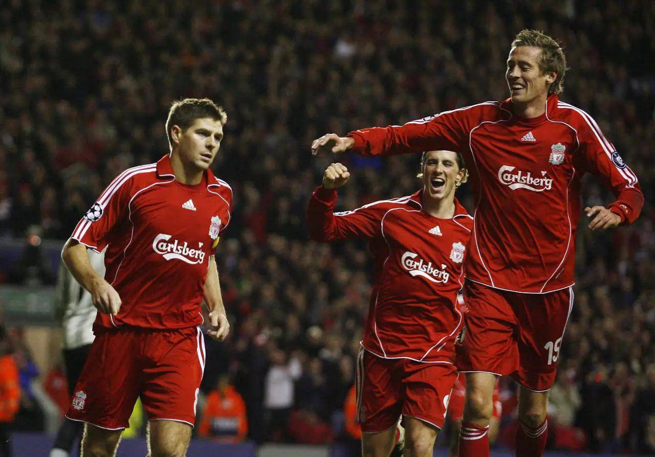 aoa体育新闻-利物浦不敌华伦西亚，榜首竞争依然激烈