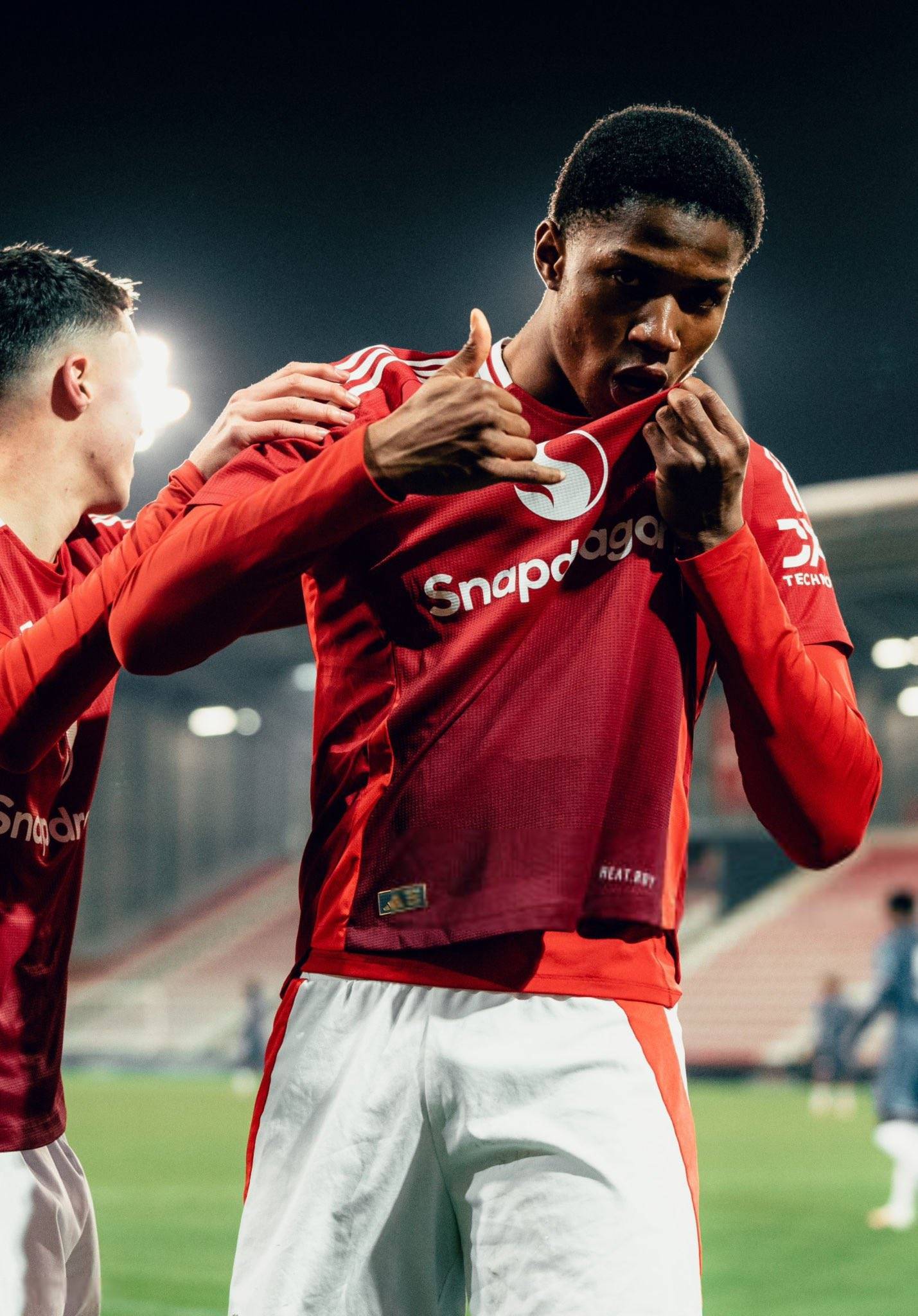 曼联复仇成功，击败老对手，球迷欢呼加油的简单介绍