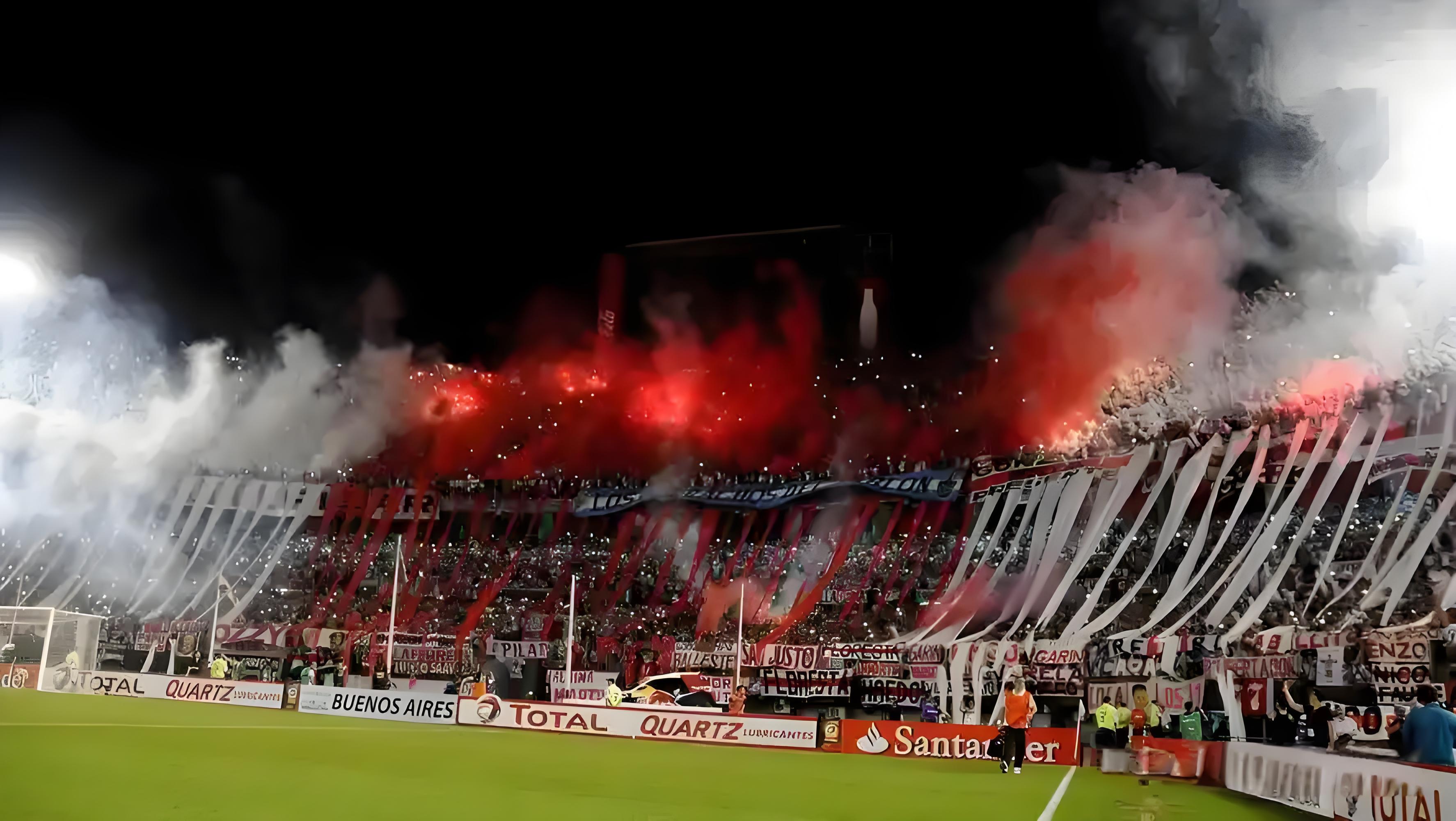 足球场上情势一触即发，胜负堪忧