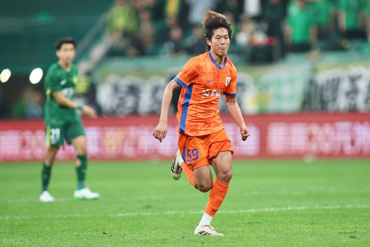 aoa体育活动-足球联赛战火不断，球员实力逐渐增强！