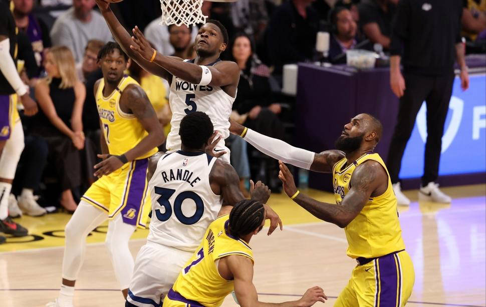 aoa体育视频-意外拦截让球队以微弱优势获胜