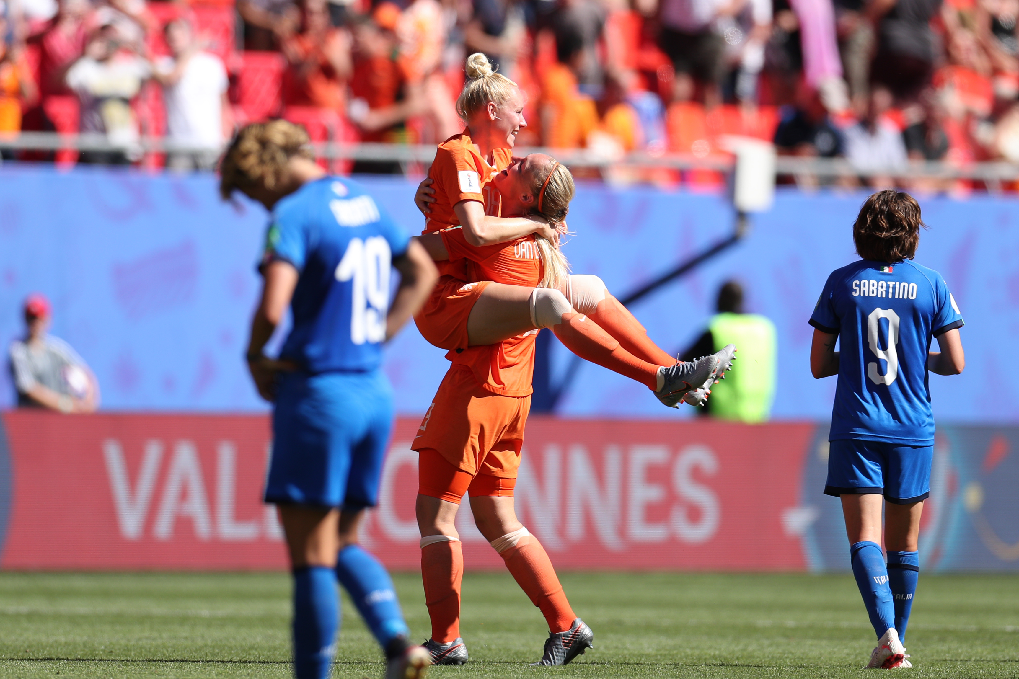 aoa体育新闻-包含瓦朗谢纳取得连胜，冲击联赛前列的词条