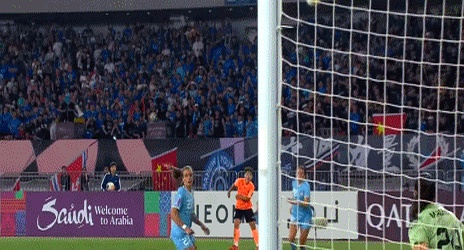 aoa体育教练-比赛中发生裁判失误争议，广播现场热议