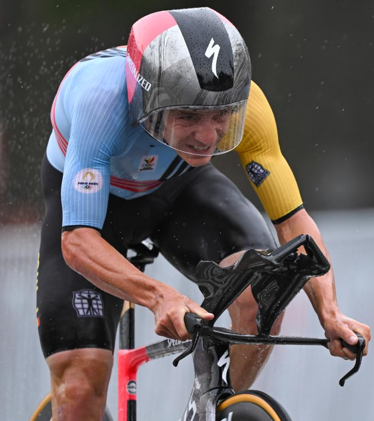 比利时自行车选手凭借速度获胜