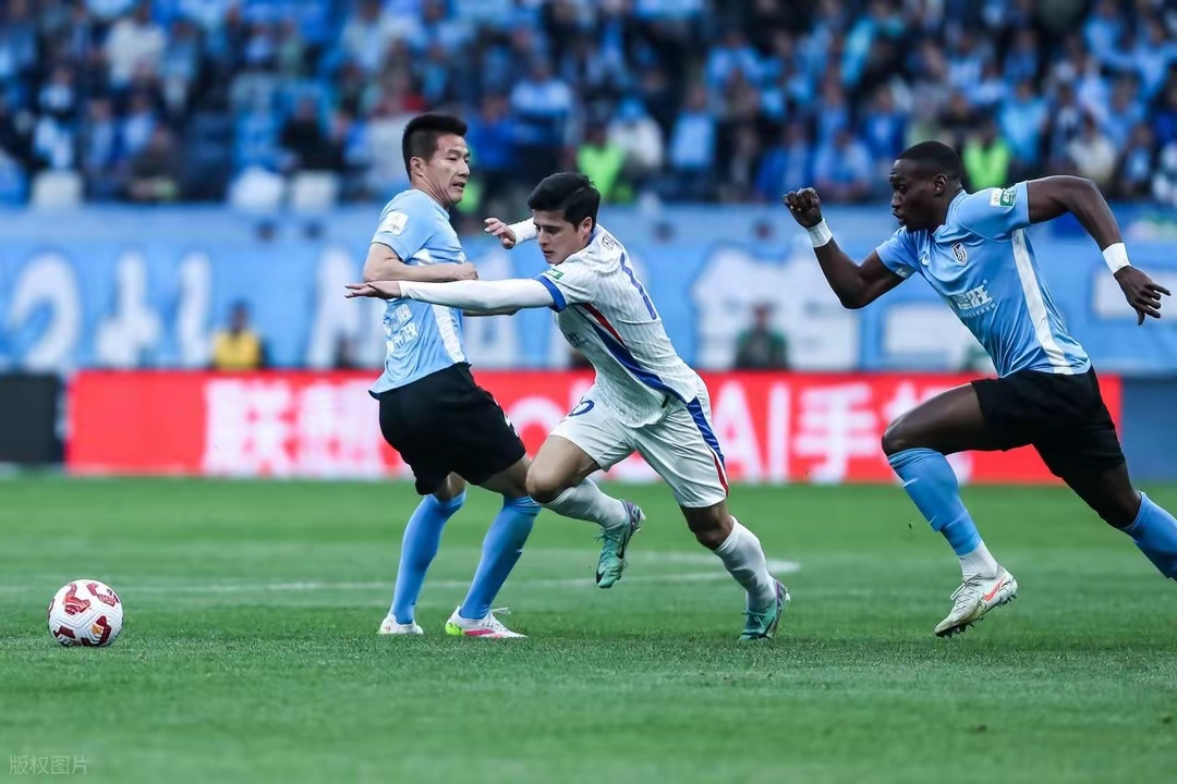 冠军联赛中球队展现出强大的竞技水平