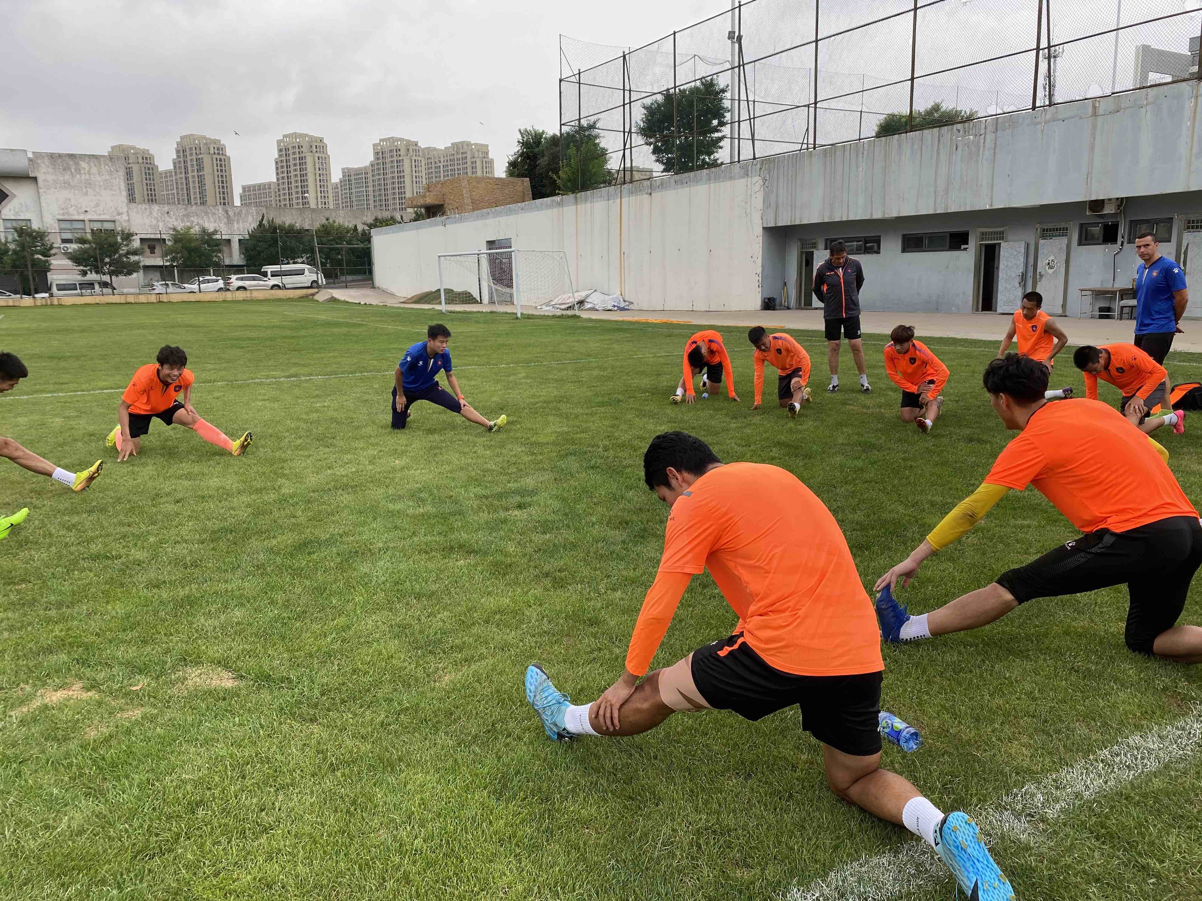 aoa体育馆-热那亚主教练谈冲甲大计，全队备战状态佳