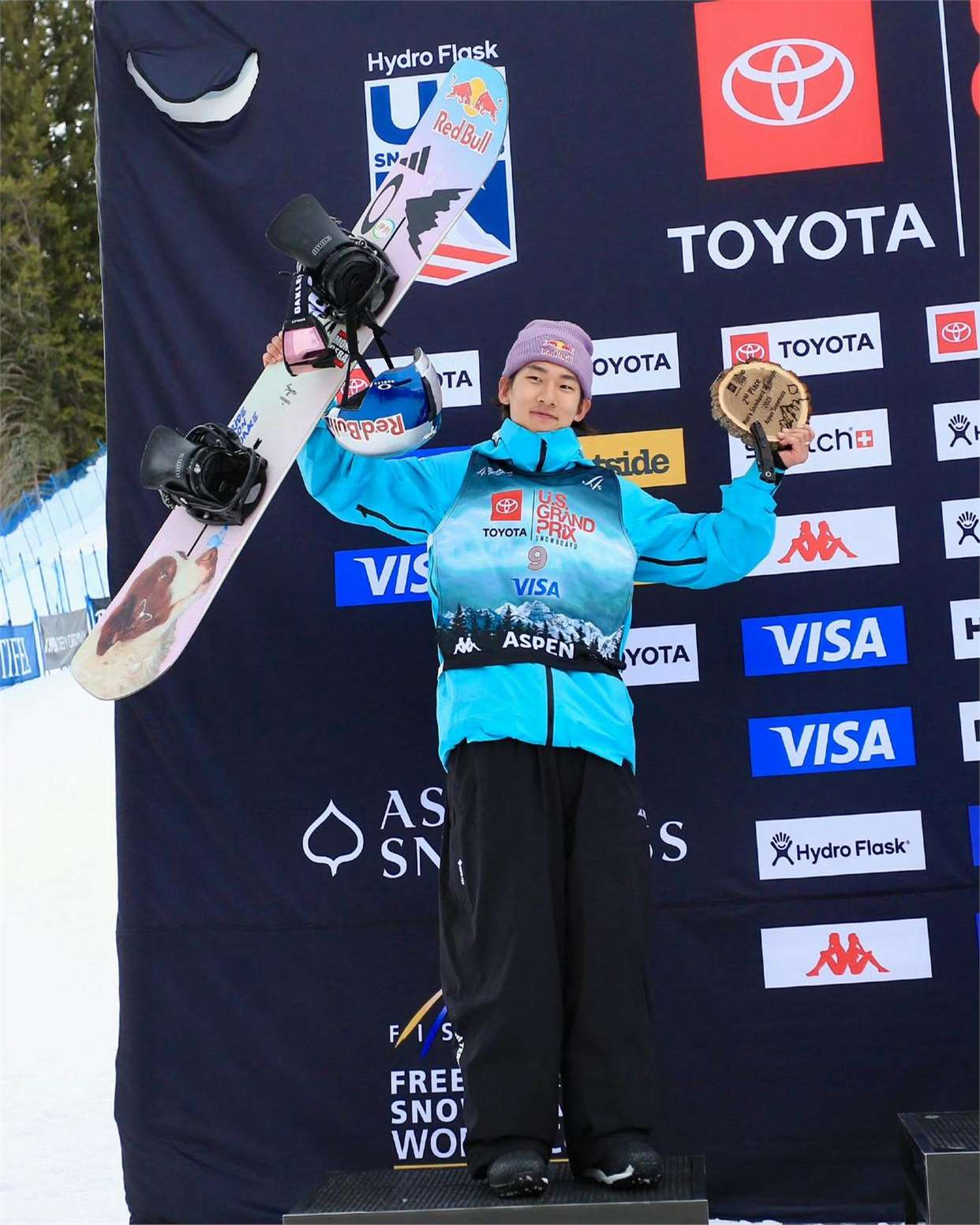 芬兰滑雪选手速度惊人，夺得单板滑雪银牌