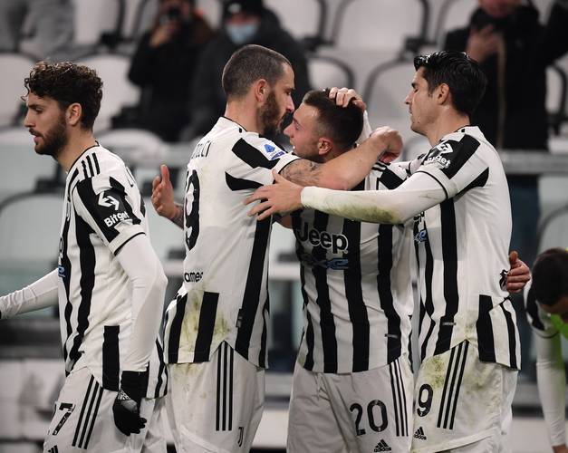 aoa体育培训-AC米兰与尤文图斯激烈对决，双方球员红牌飞的简单介绍