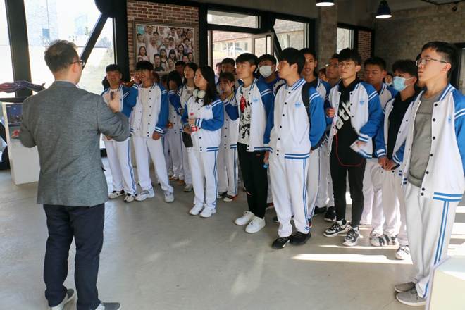 包含东软信息学院实力取胜，更上一层楼的词条