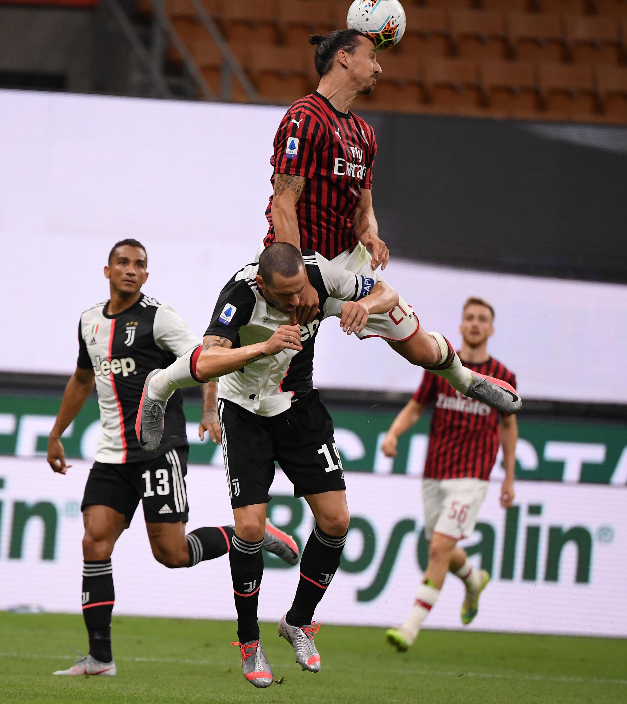 aoa体育视频-包含尤文AC米兰双雄对决：C罗梅西双双破门，尤文图斯3-2胜米兰！的词条