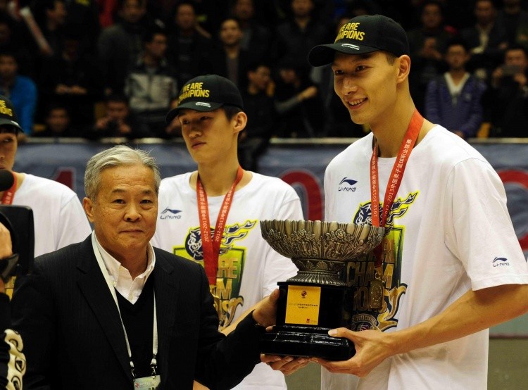 易建联被评为CBA年度最佳外援