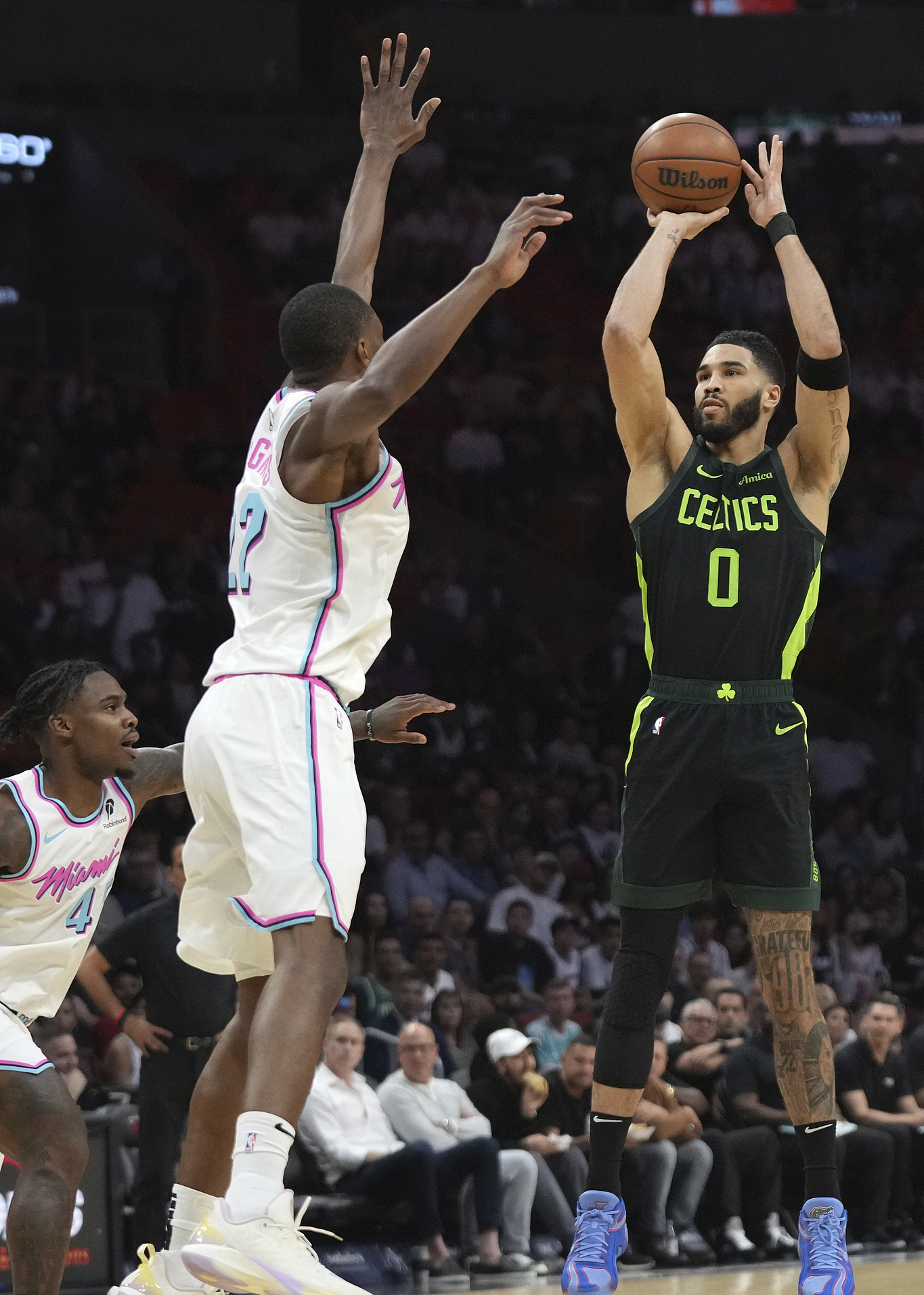 凯尔特人客场逆转热火,夺得胜利 凯尔特人客场逆转热火,夺得胜利