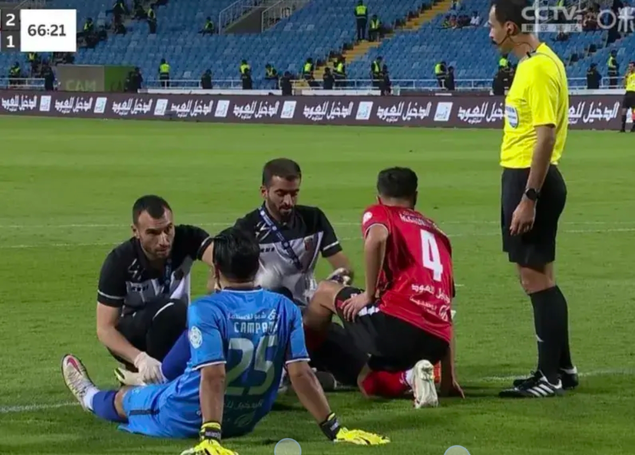 aoa体育-比赛现场瞬息万变，战况激烈异常